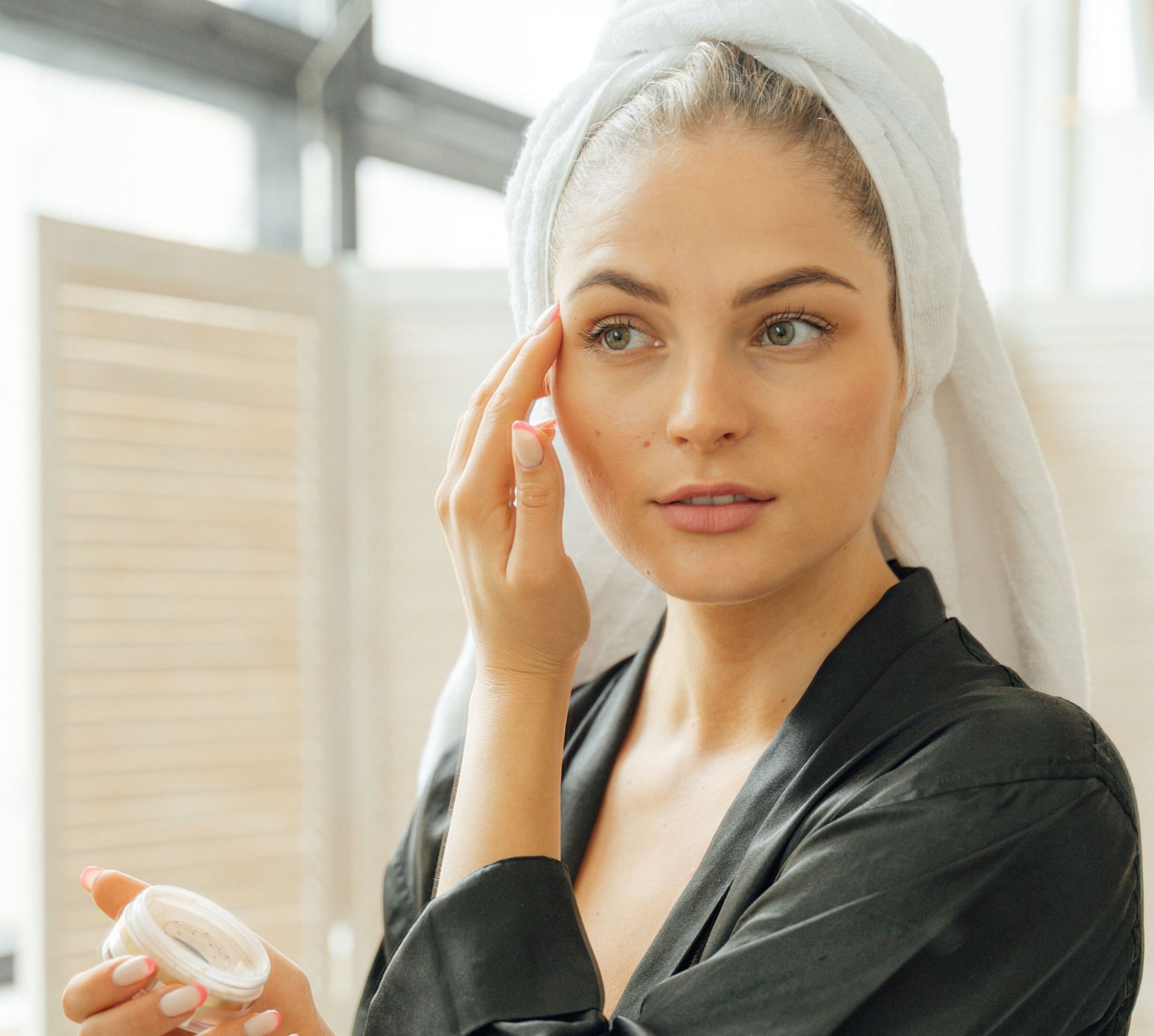 Gently cleanse your face in the morning (Image via Pexels/Antoni Shkraba)