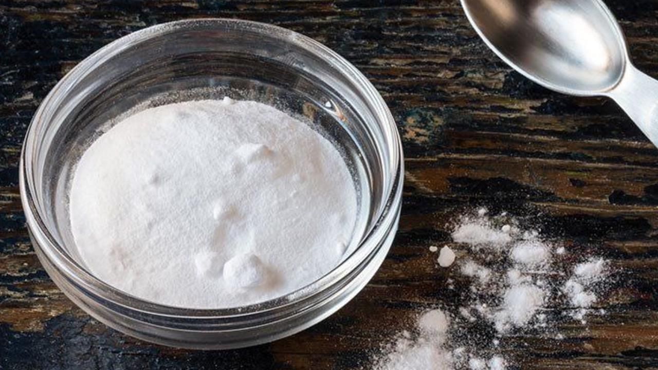 Baking soda (Image via Getty Images)