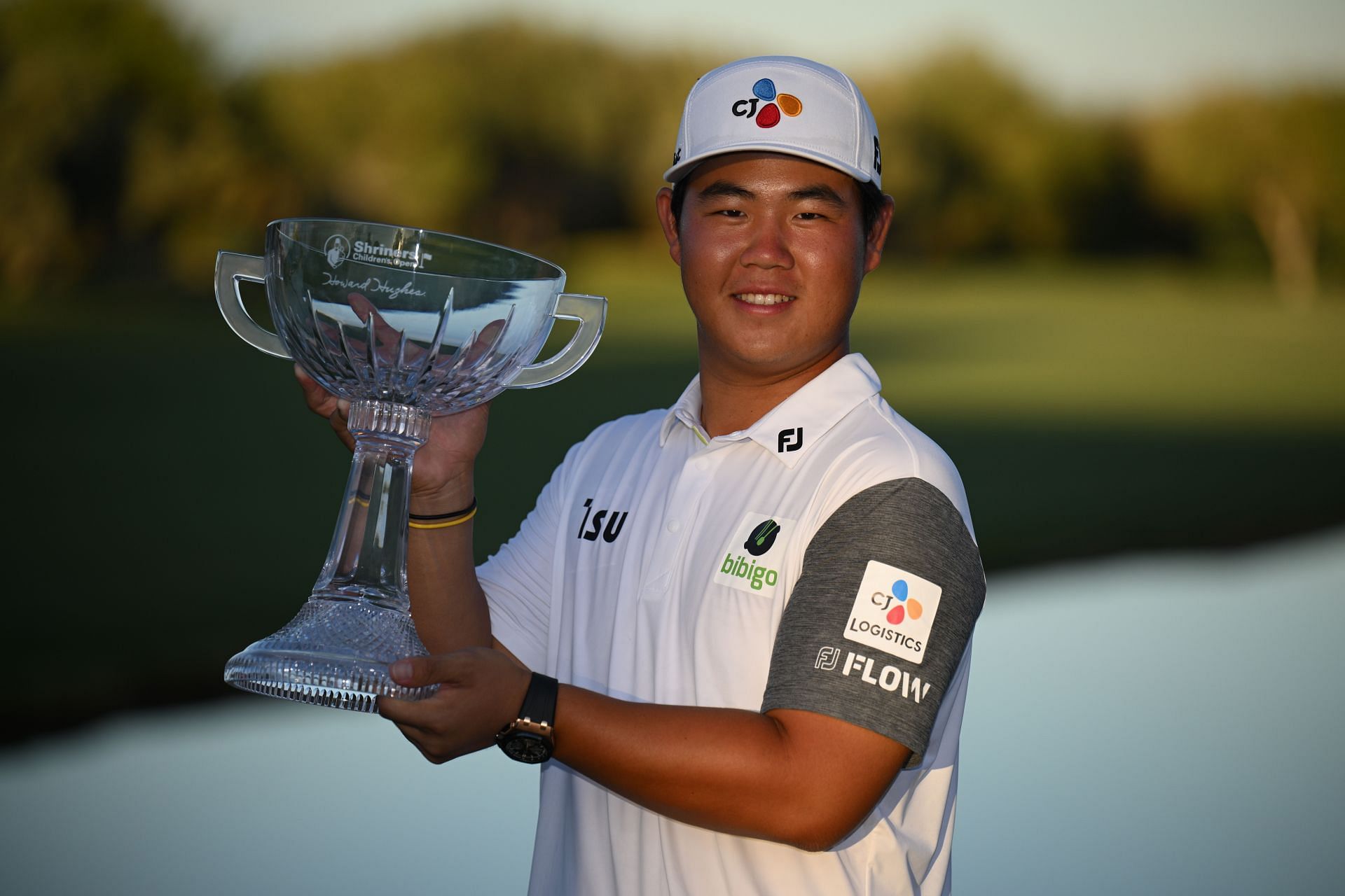 Tom Kim with the Shriners Children&#039;s Open 2023 trophy (via Getty Images)