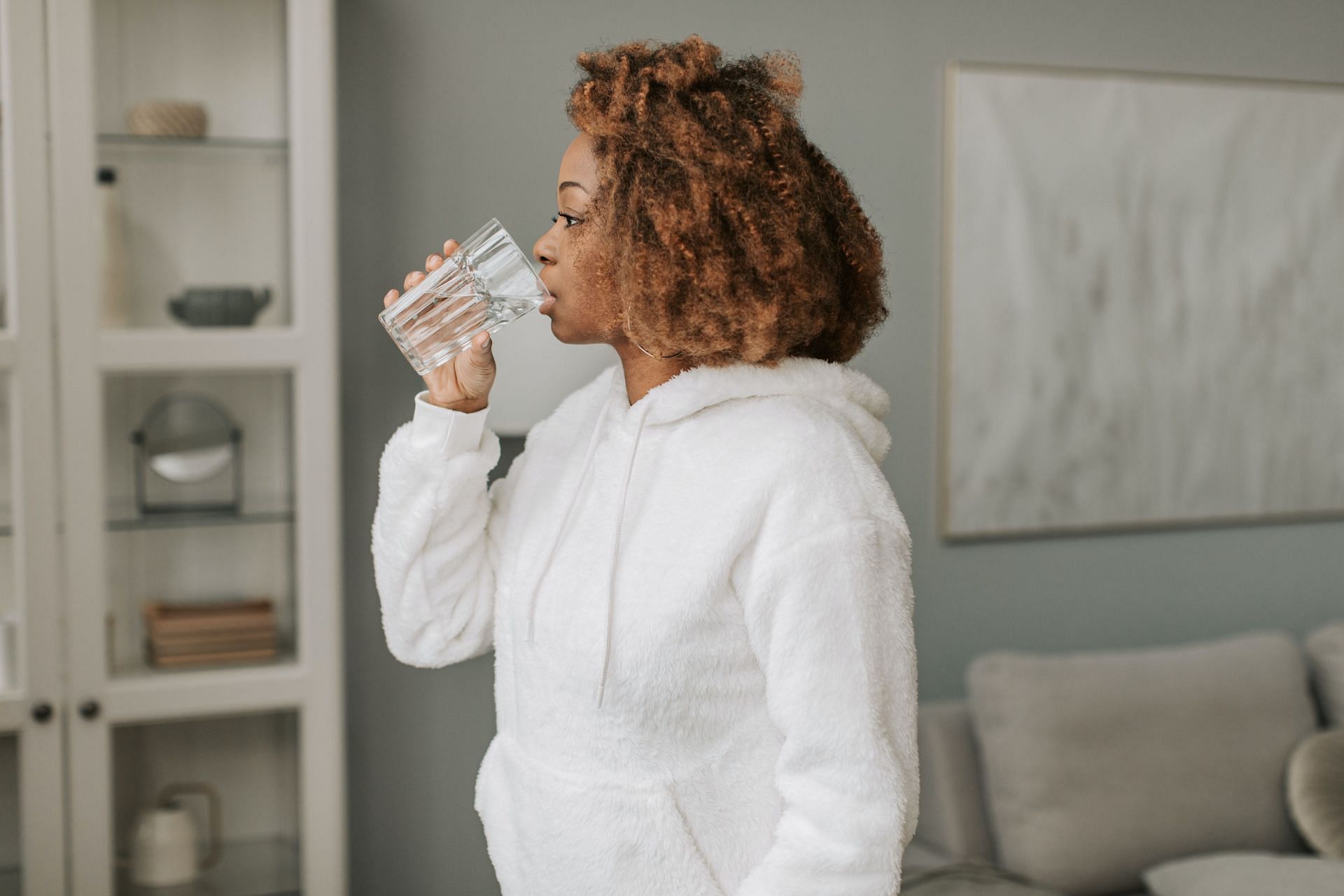 Moderate drinking of water before bed can improve sleep quality. (Image via Pexels/ Vlada Karpovich)