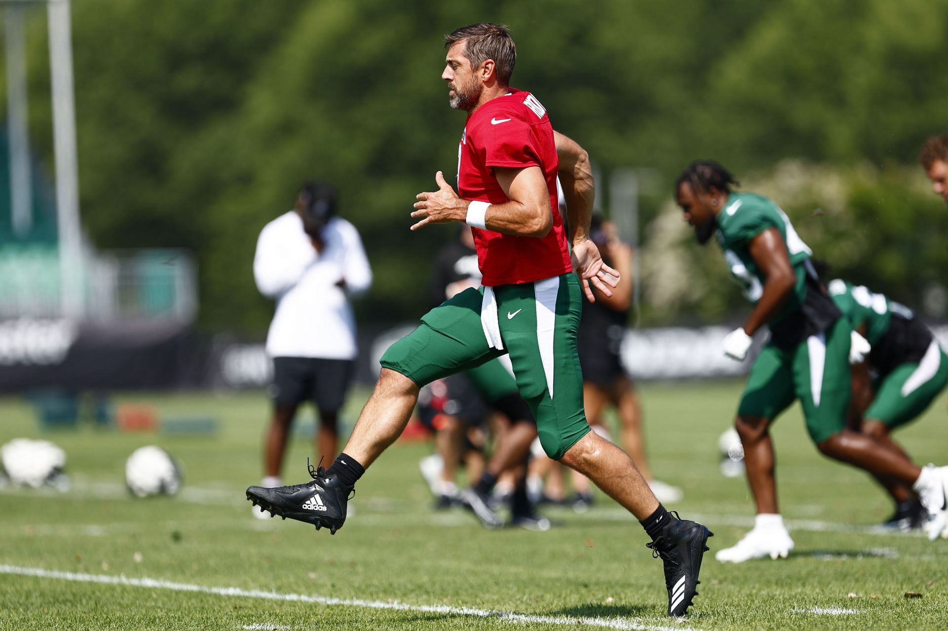 NFL notebook: Aaron Rodgers strains calf at Jets practice