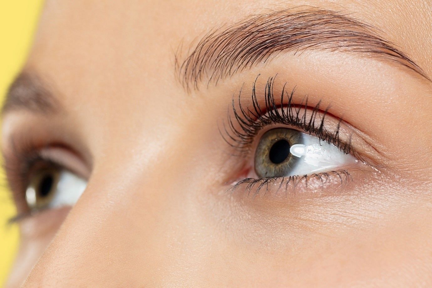 Longer, fuller eyelashes can be achieved by using good eyelash serums as well (Image by Master1305 on Freepik)