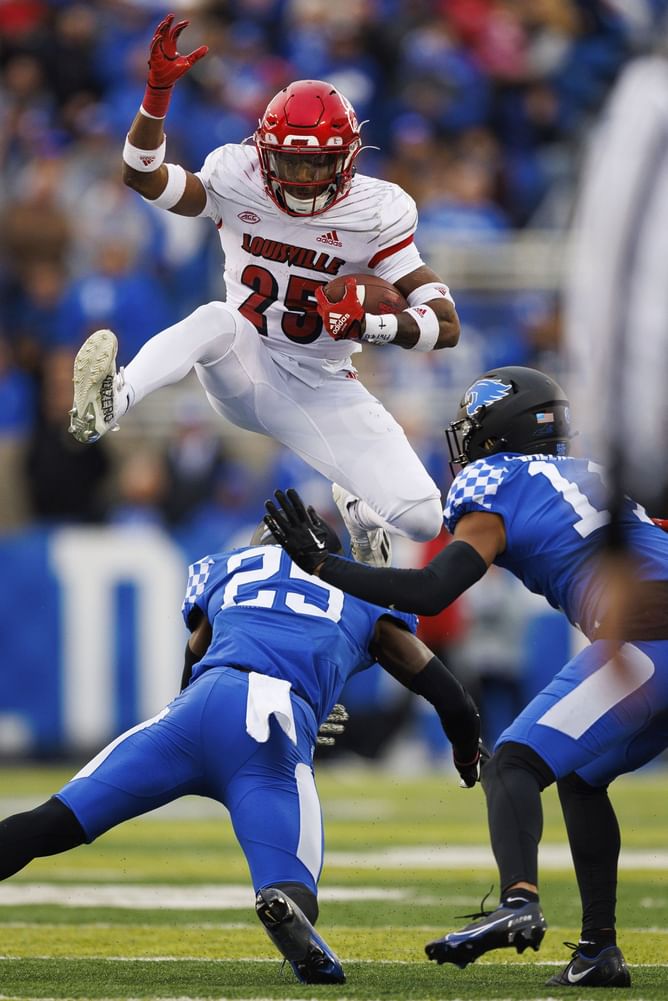 "Worth buying for the cans alone": CFB fans react to Louisville serving official craft beer "Cardinale" during home games