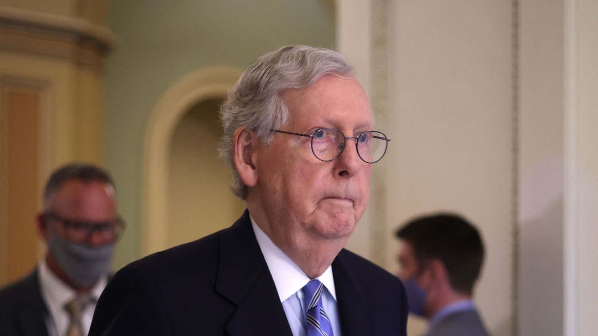 Mitch McConnell freezes for the second time in about a month (Image via Getty Images)