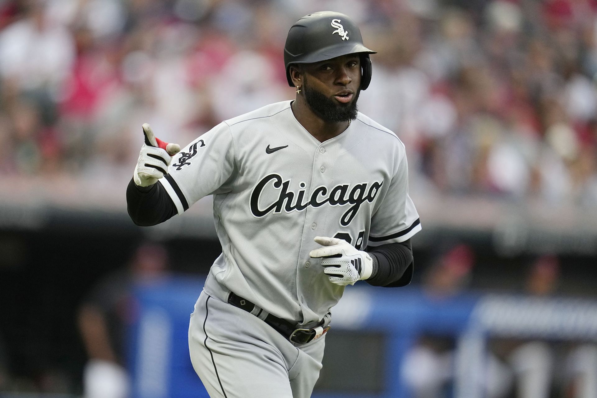 Luis Robert Jr. exits White Sox' victory with tightness in right