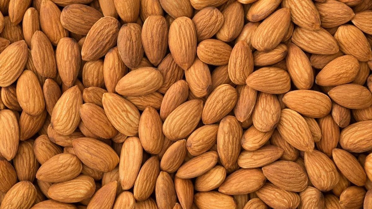 Almonds burn belly fat (Image via Getty Images)