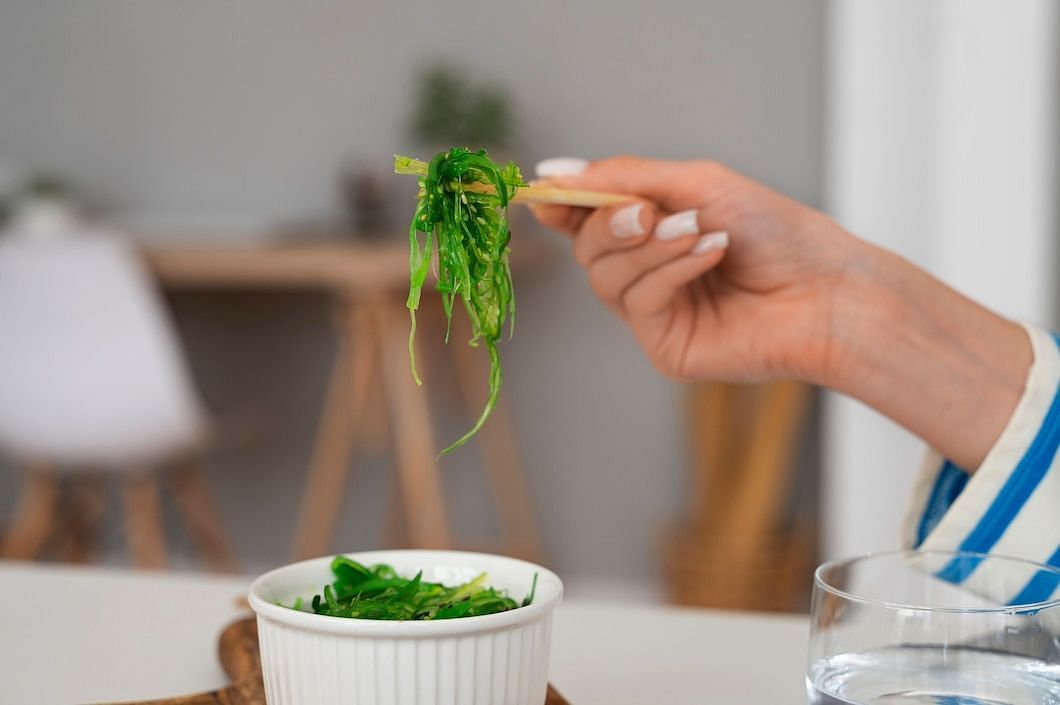 Seaweed, a staple of Japanese cuisine, is rich in minerals such as iron, calcium, folate, and magnesium. (pikisuperstar/ Freepik)