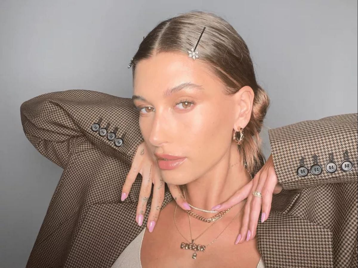 Playful and practical bobby pin hairstyles (Image via Instagram/ @haileybieber)