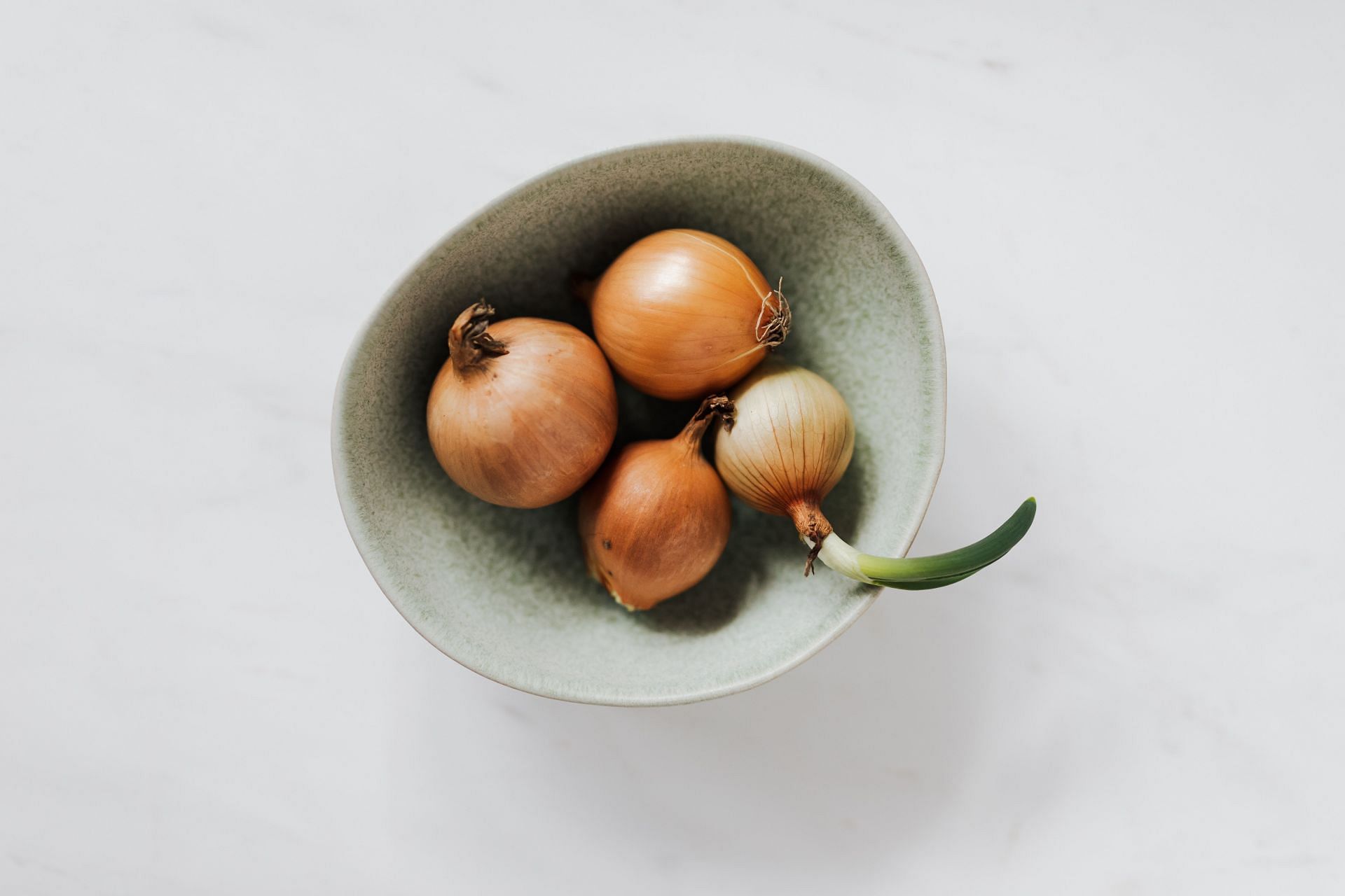 Apply onion juice treatment. (Image via Pexels/Karolina Grabowska)