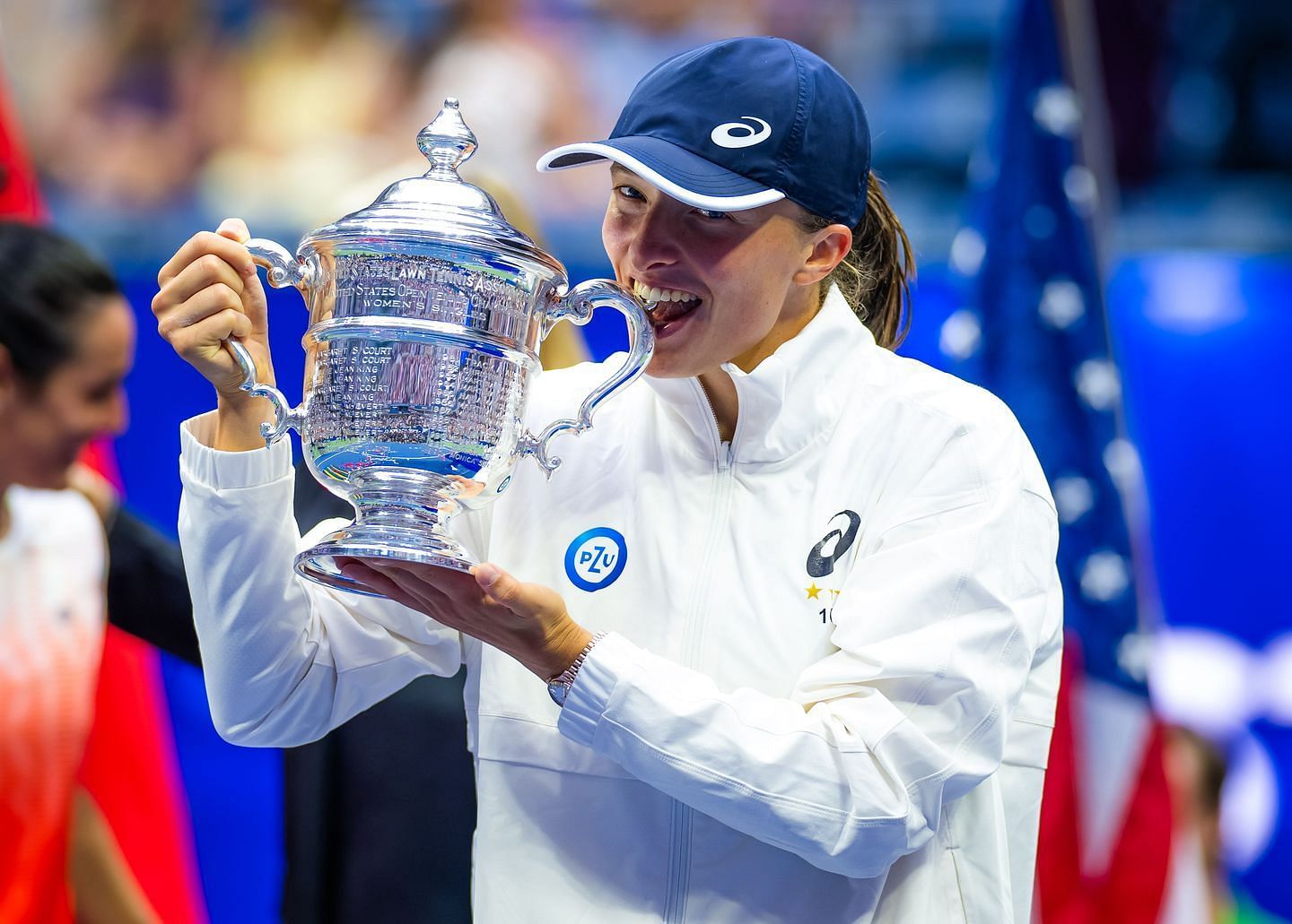 Iga Swiatek poses with the 2022 US Open trophy