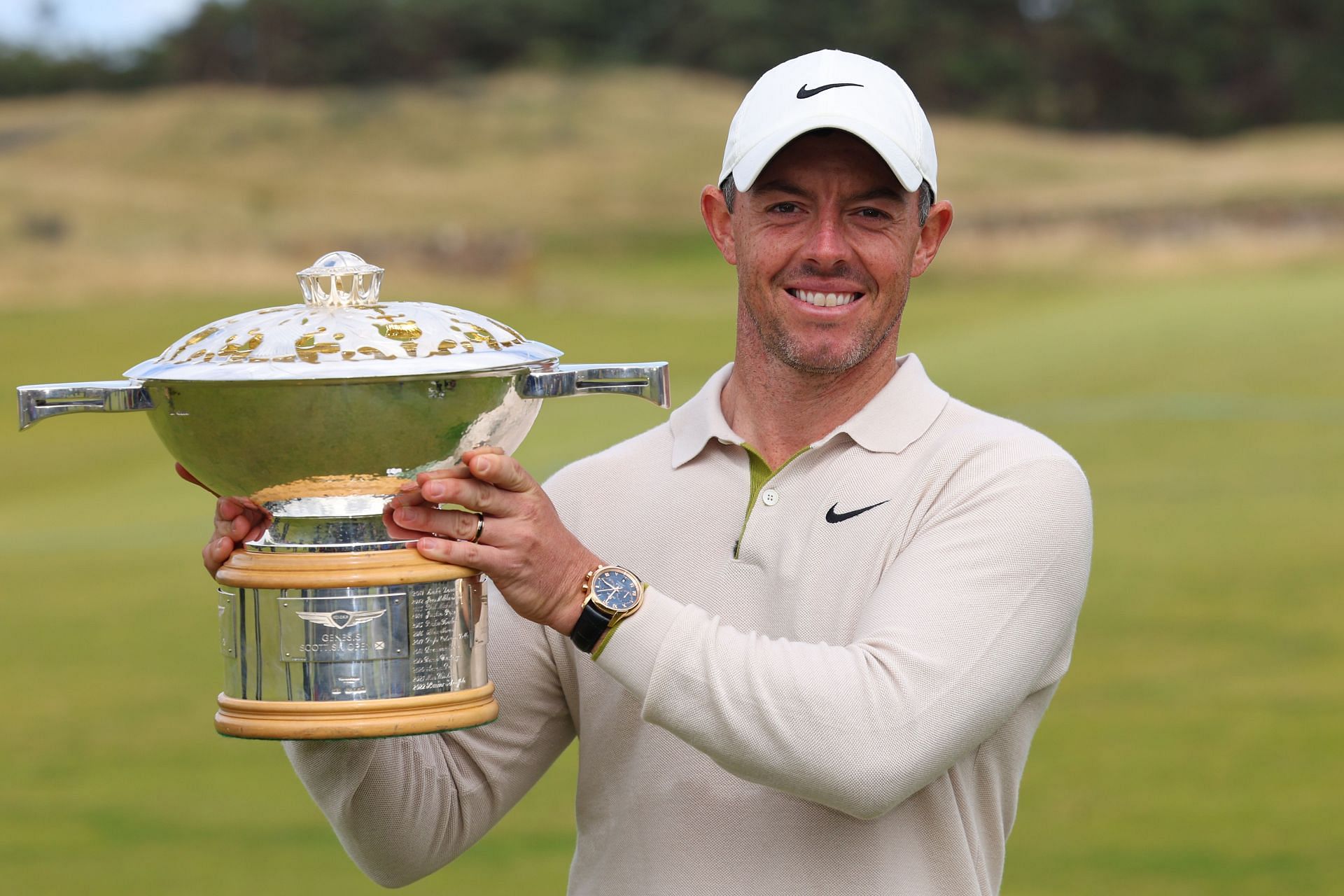 Rory McIlroy with the 2023 Genesis Scottish Open trophy (via Getty Images)