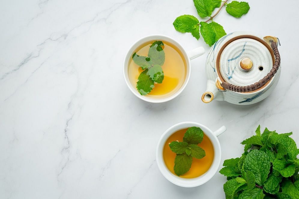 Green mint tea (Image via Freepik/jcomp)