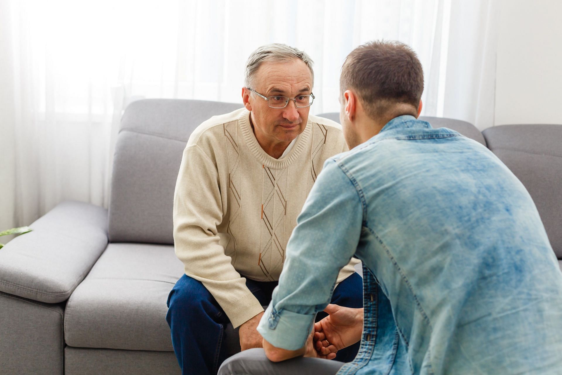 By identifying the early signs of Dementia in men, you can contribute in the healing process of men around you. (Image via Vecteezy/ Andrii Synenkyi)