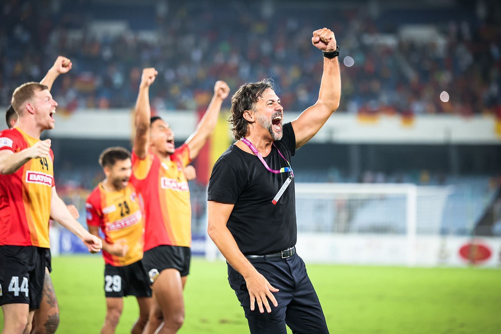 Carles Cuadrat celebrates with the fans. (Image: Emami East Bengal)