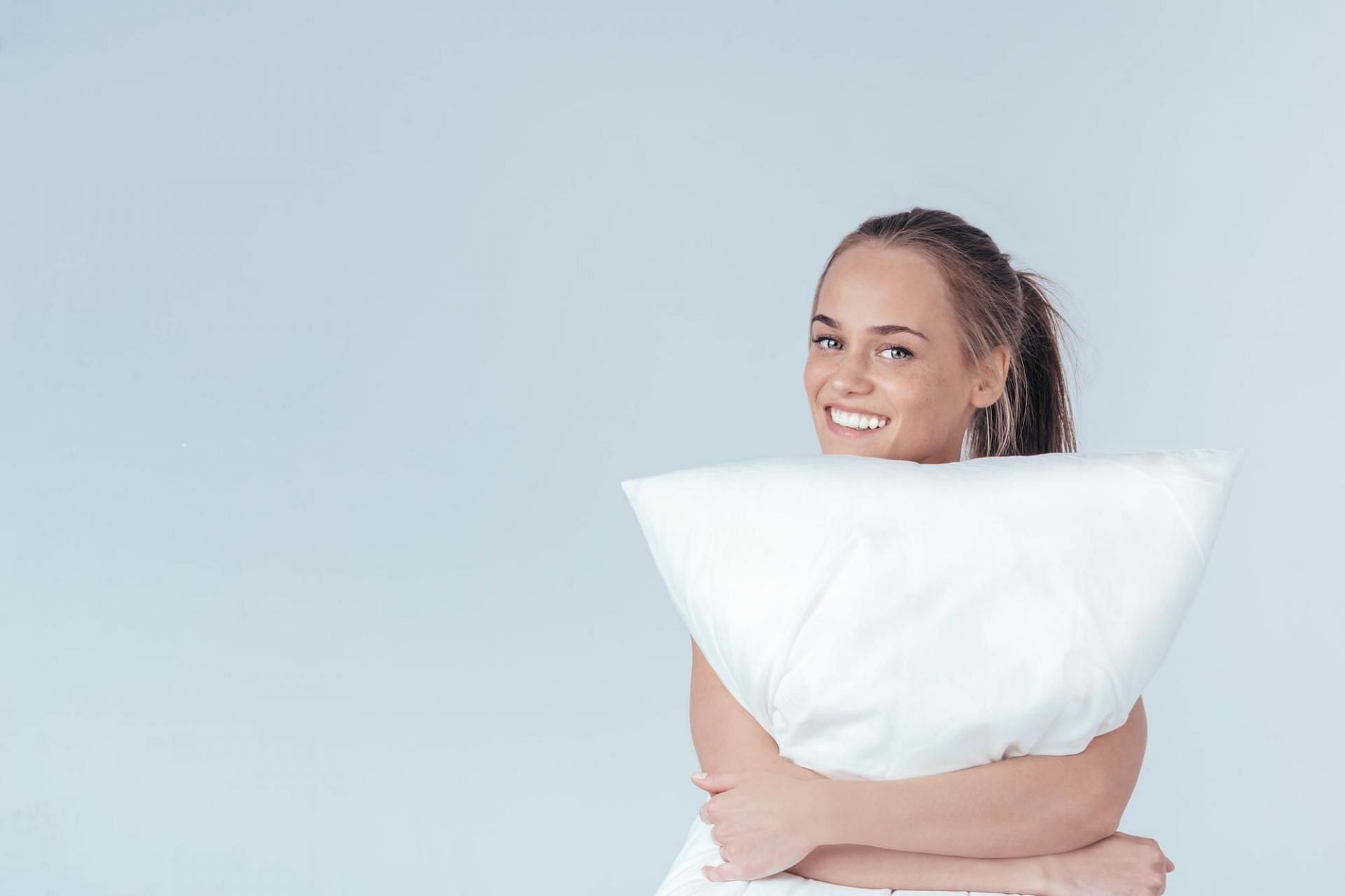 Top benefits of silk pillowcases. (Photo via Freepik/Artem Varnitsin) 