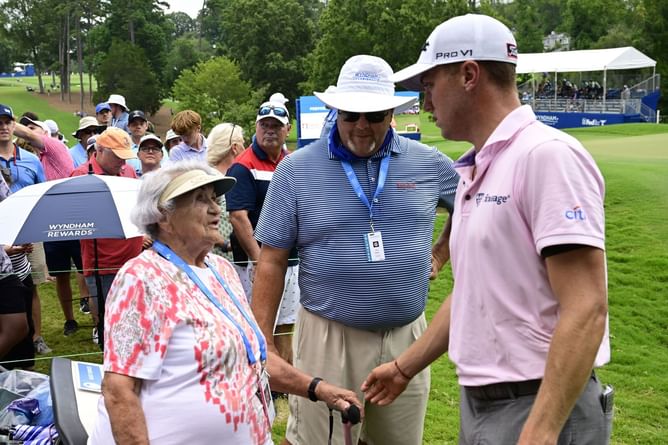Justin Thomas melts hearts despite failing to qualify for FedEx Cup playoffs with his remarkable gesture toward a young volunteer