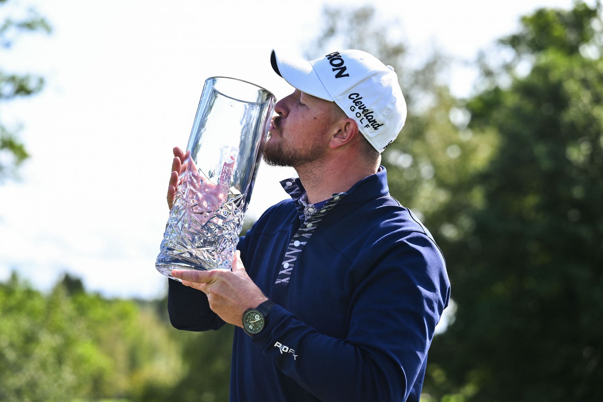 Jacques Kruyswijk kisses the trophy after winning the Dormy Open (Image via Getty)