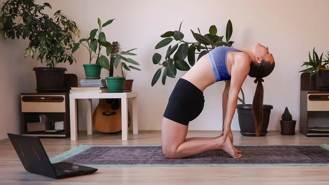 Leaning camel exercise (Image via Getty Images)