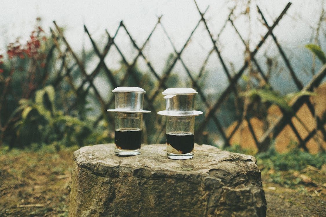 The slow drip method not only provides a rich flavor to the coffee, but it also offers a captivating visual experience. (Mạnh Mốc/ Pexels)