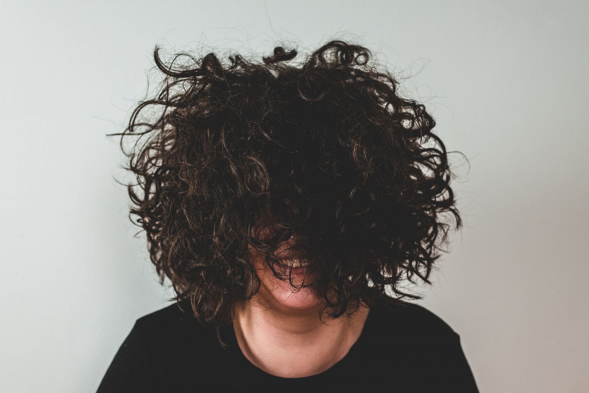 Curly girl method for frizzy hair (Image via Unsplash/ Tamas Pap)