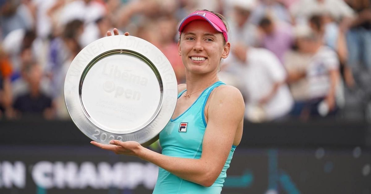 Ekaterina Alexandrova poses with the women&#039;s singles title at s&#039;Hertogenbosch