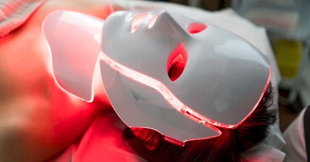 Red light therapy (Image via Getty Images)