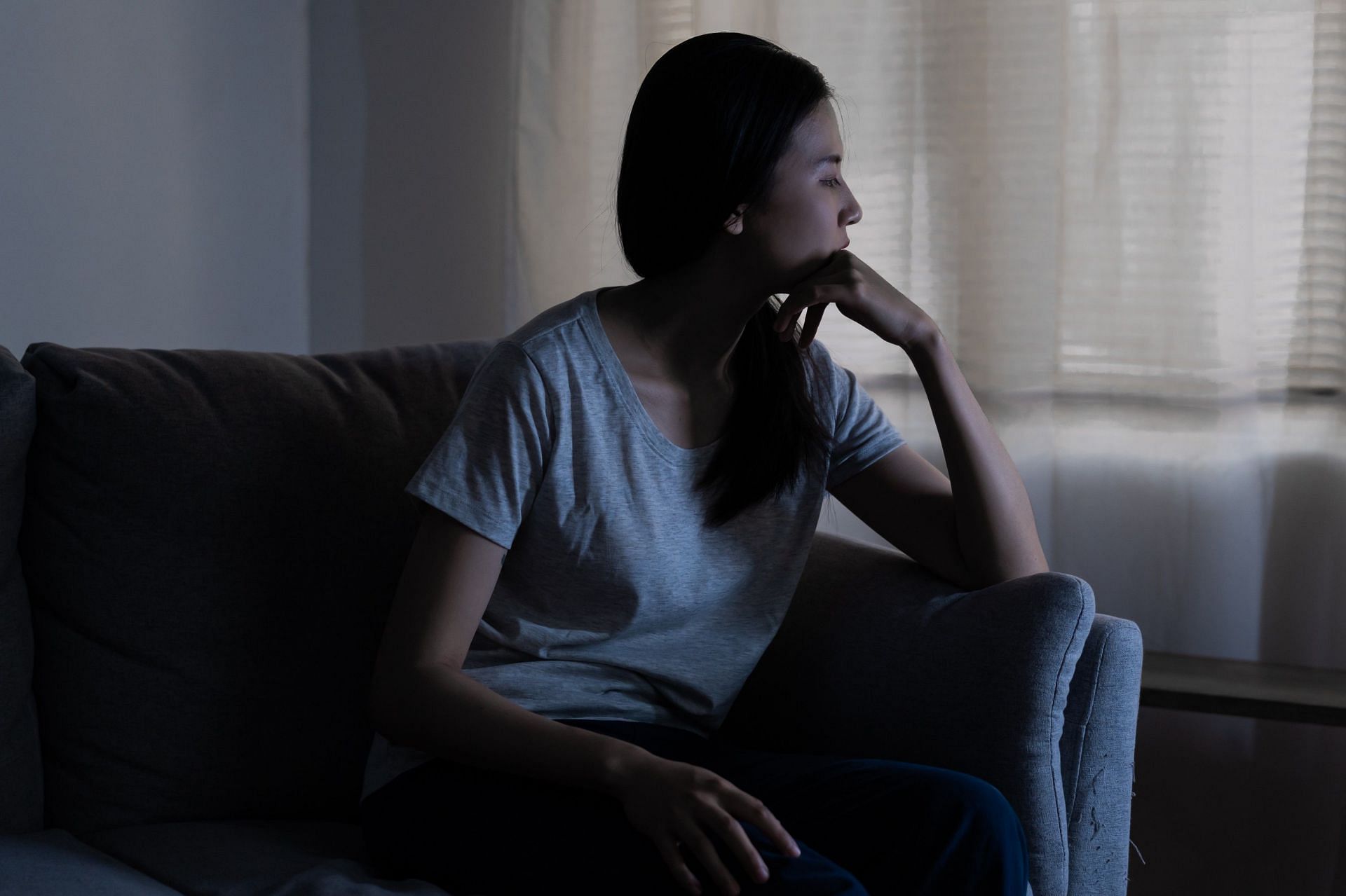 Anxiety at night can impact your well-being on multiple levels. (Image via Vecteezy/ Dao KP)