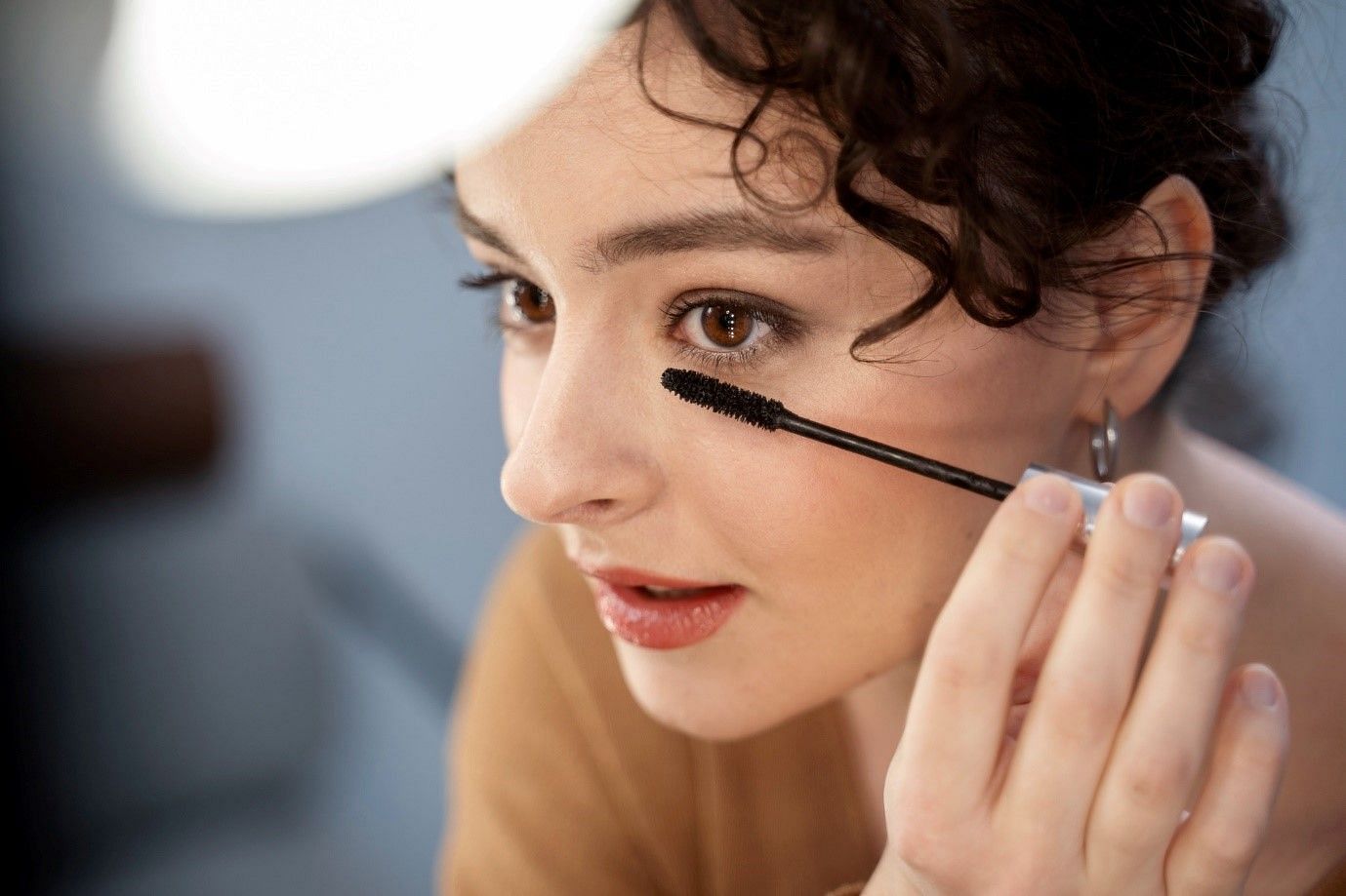 Regularly using mascara can increase breakage of lashes (Image by Freepik on Freepik)