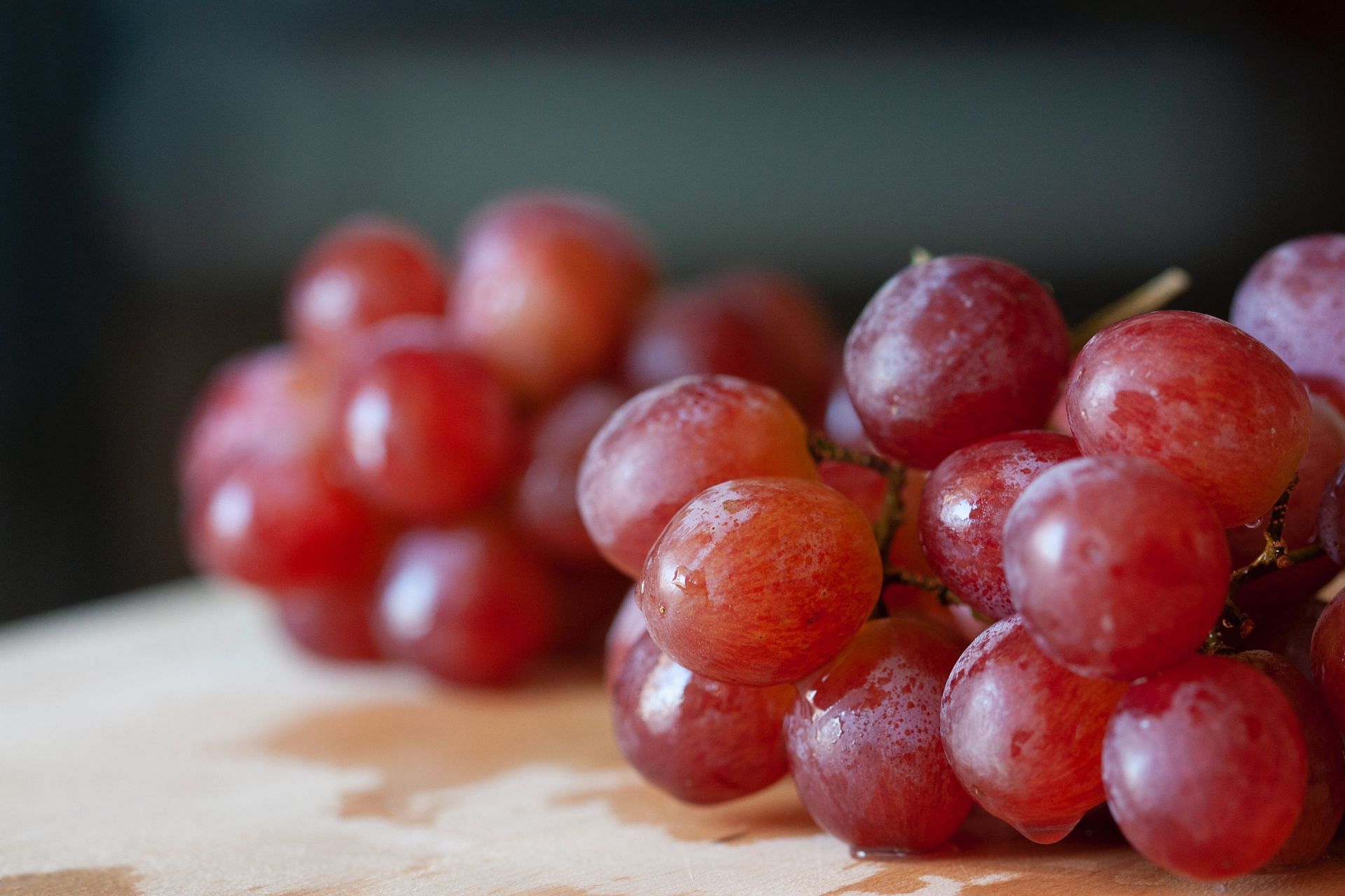 Red grapes are nutritious and tasty (Image via Unsplash/J Yeo)