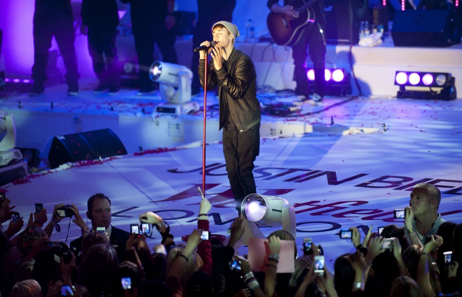 Justin Bieber at the Westfield Shopping Centre in London, England (Image via Getty Images)