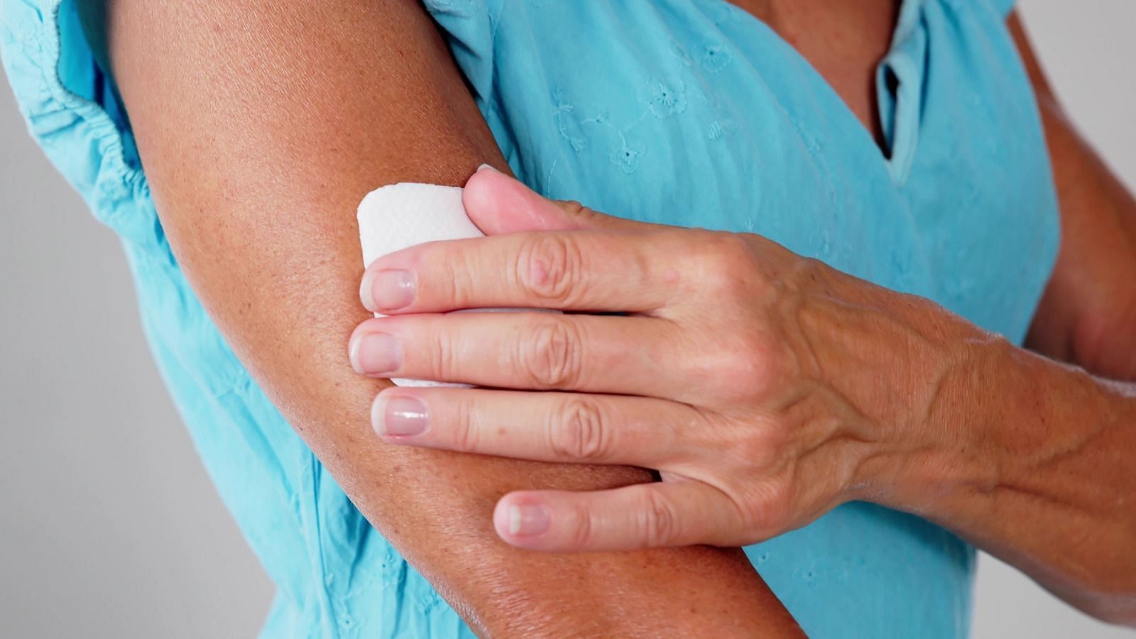 Applying a patch of Lidocaine (Image via Getty Images)