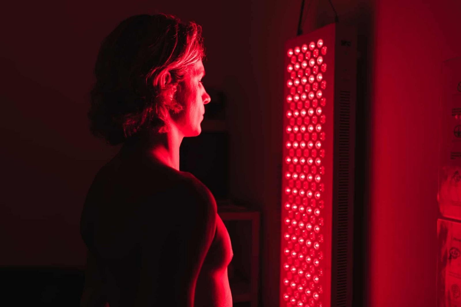 Red light therapy (Image via Getty Images)