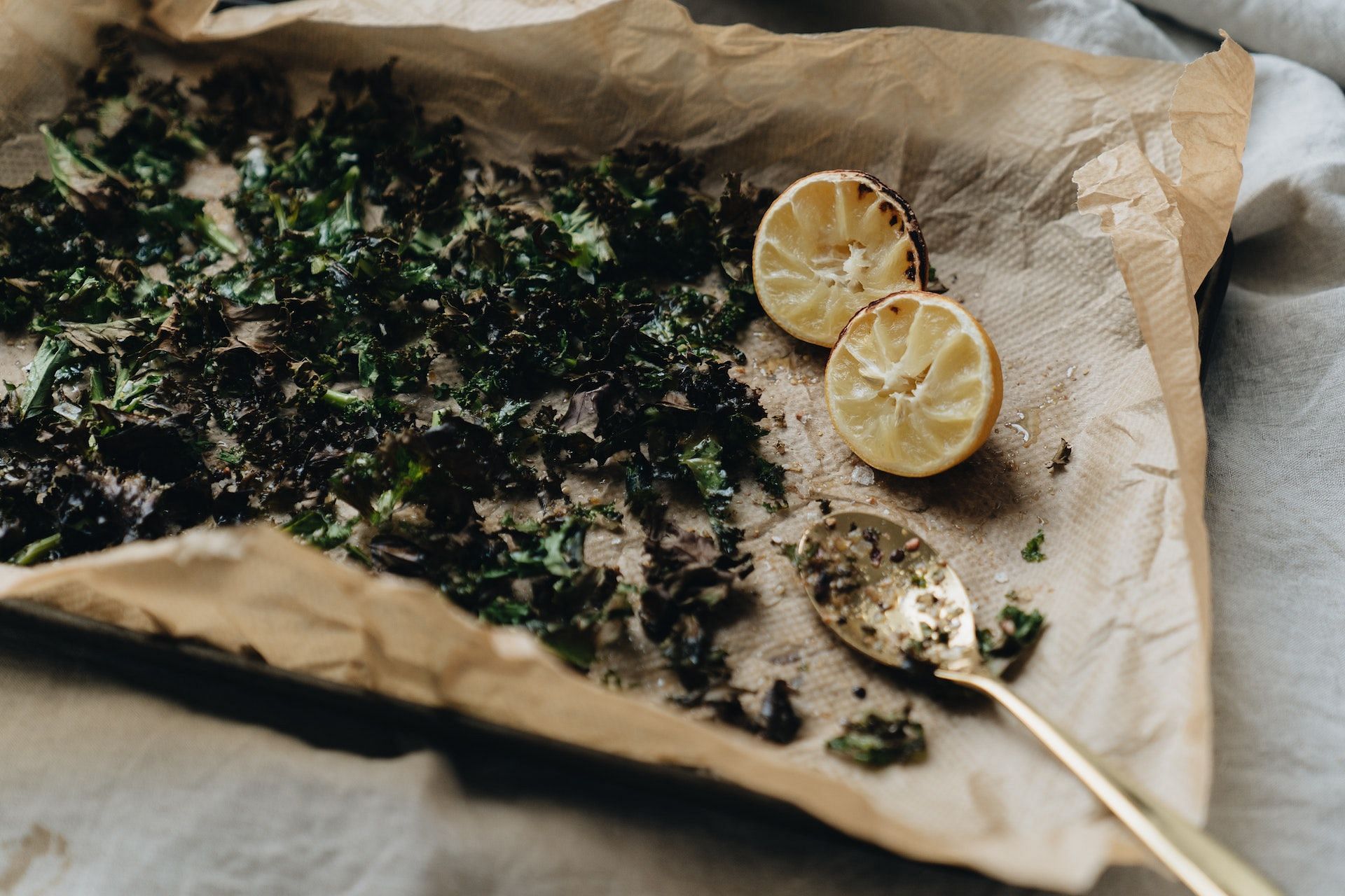 Kale chips are a healthier option. (Photo via Pexels/alleksana)