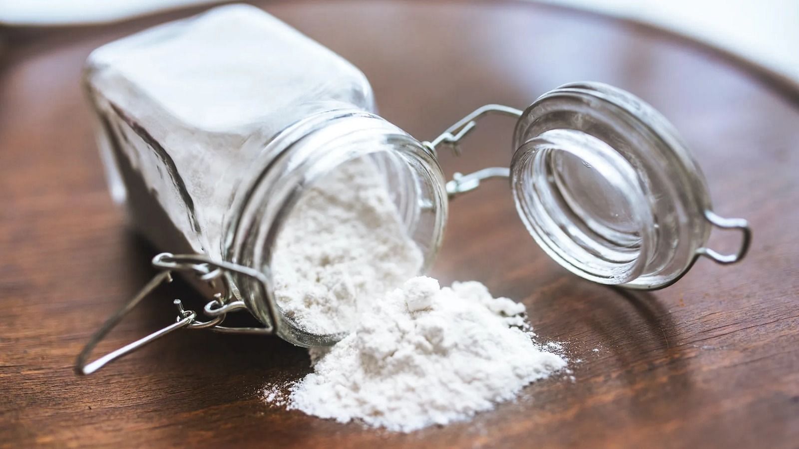 Baking soda (Image via Getty Images)