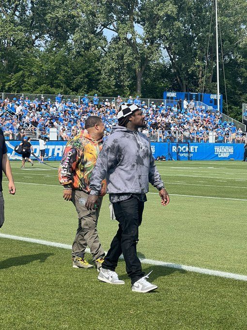 Longtime NFL running back Marshawn Lynch visits Toronto Argonauts, wears  team parka - 3DownNation