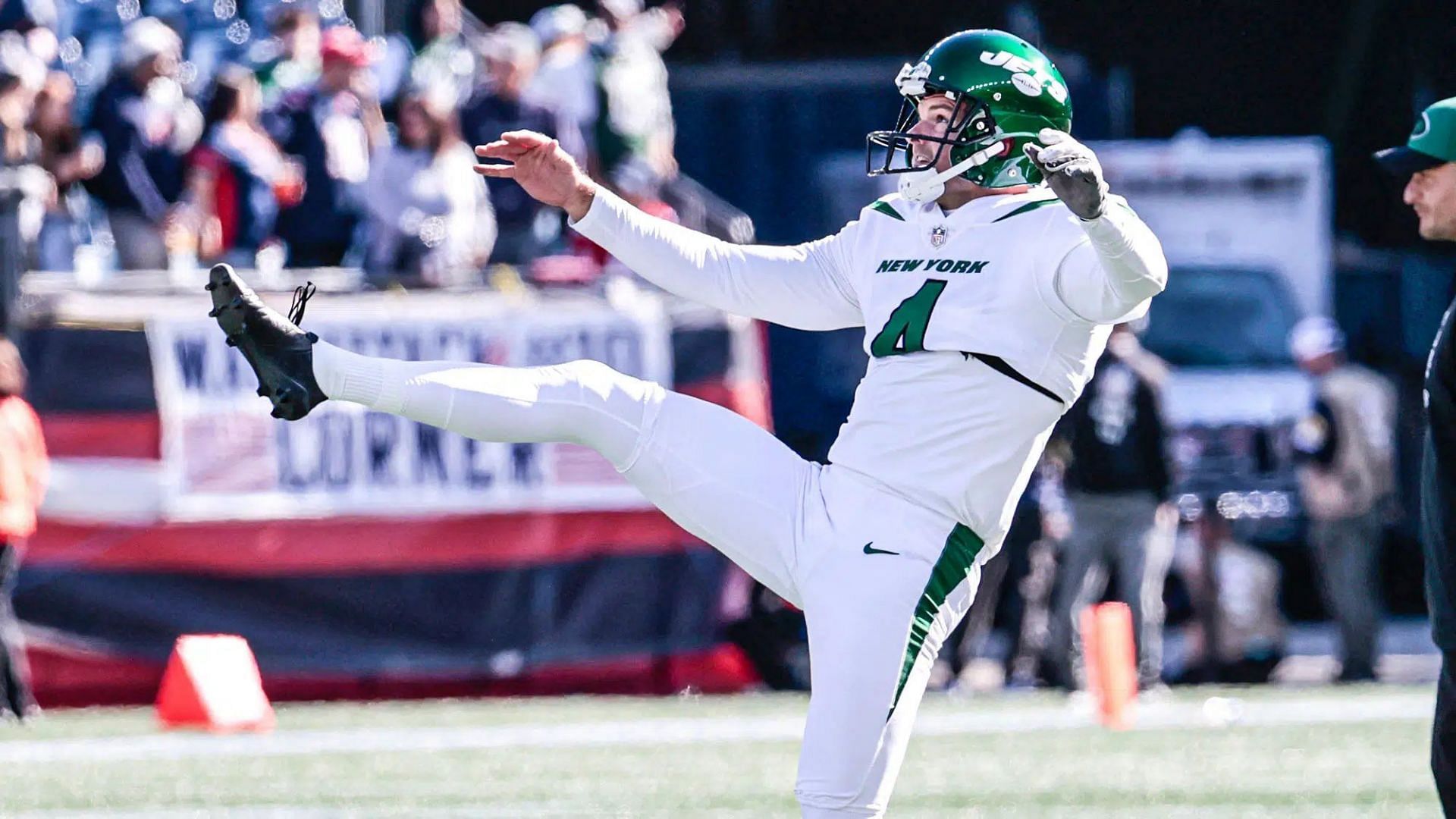 New York Jets punter Thomas Morstead (4) punts against the