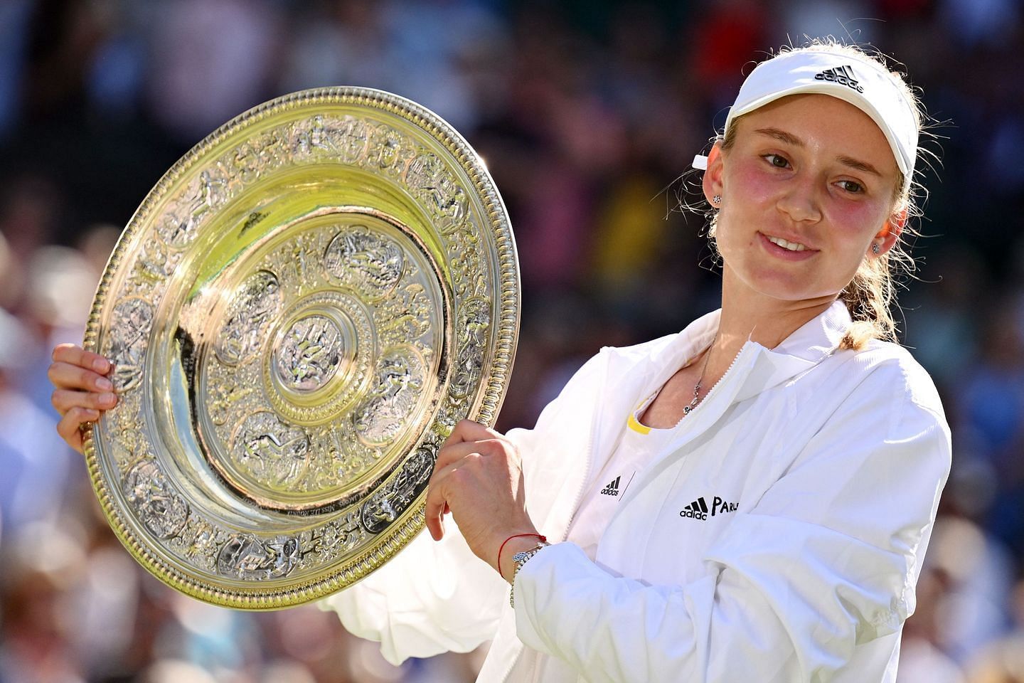 Elena Rybakina poses with the 2022 Wimbledon title