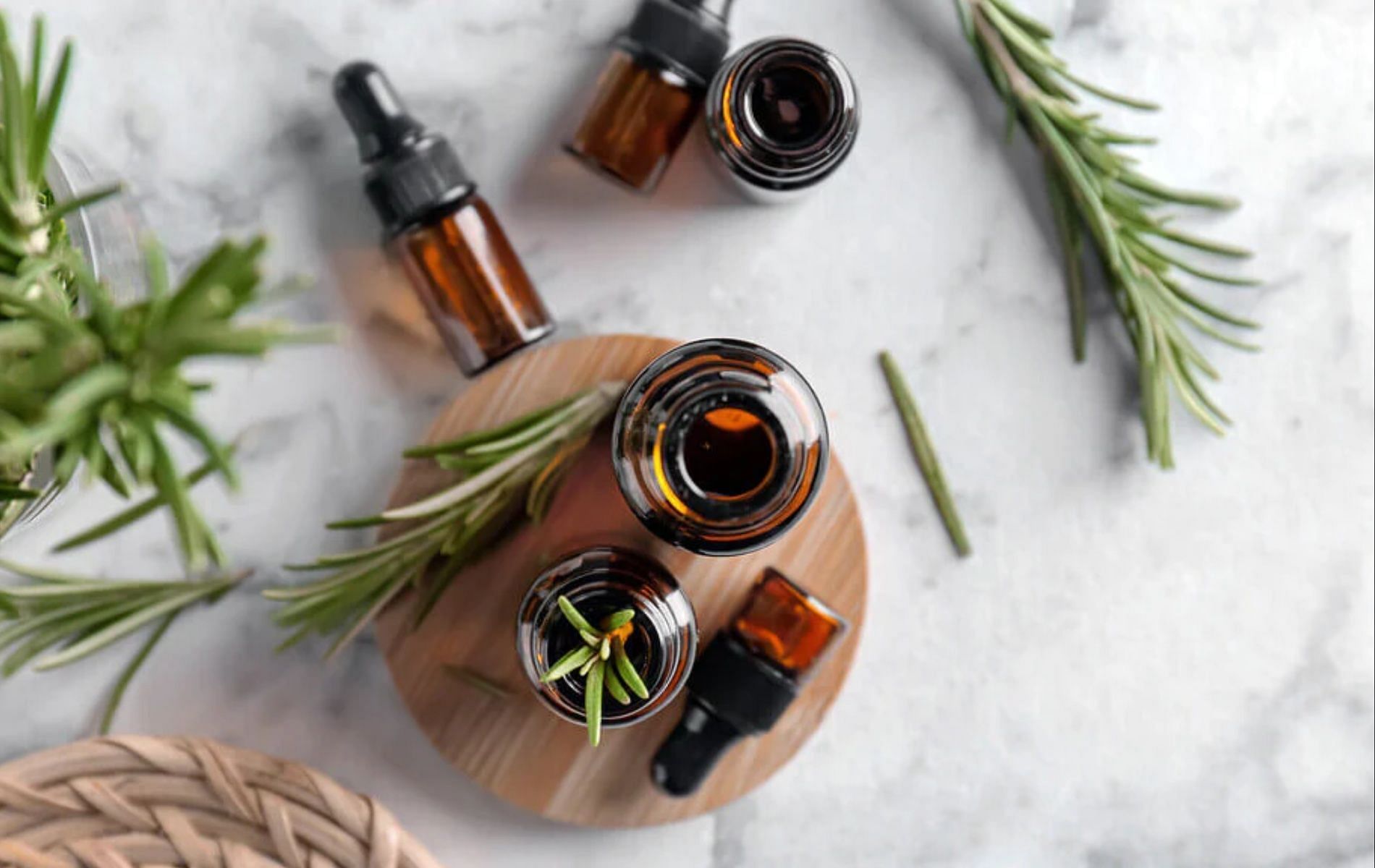 Rosemary oil: one of the best essential oils for congestion can effectively treat conditions such as asthma. (Image via 100% Pure)