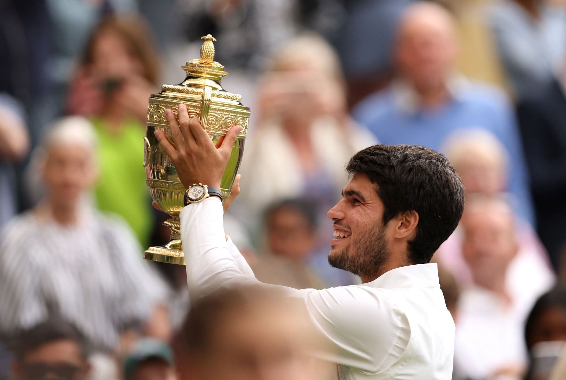 Carlos Alcaraz with the Wimbledon trophy.