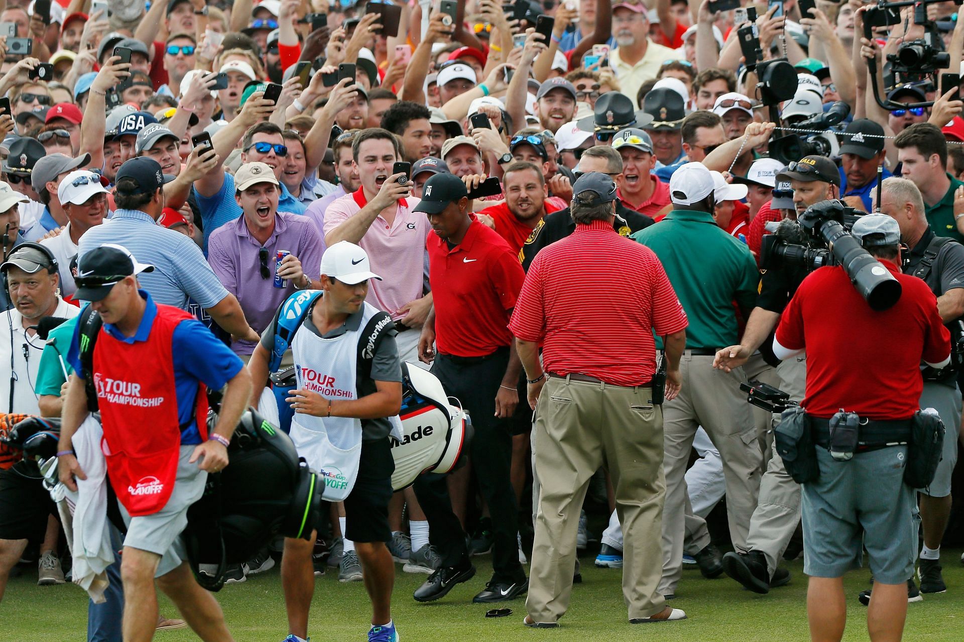 Watch When A Massive Crowd Flooded The Greens At East Lake Golf Club Ahead Of Tiger Woods 2018