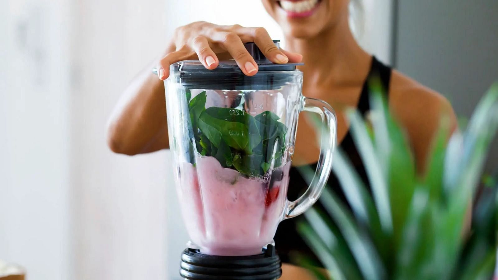 Blending fruit (Image via Getty Images)