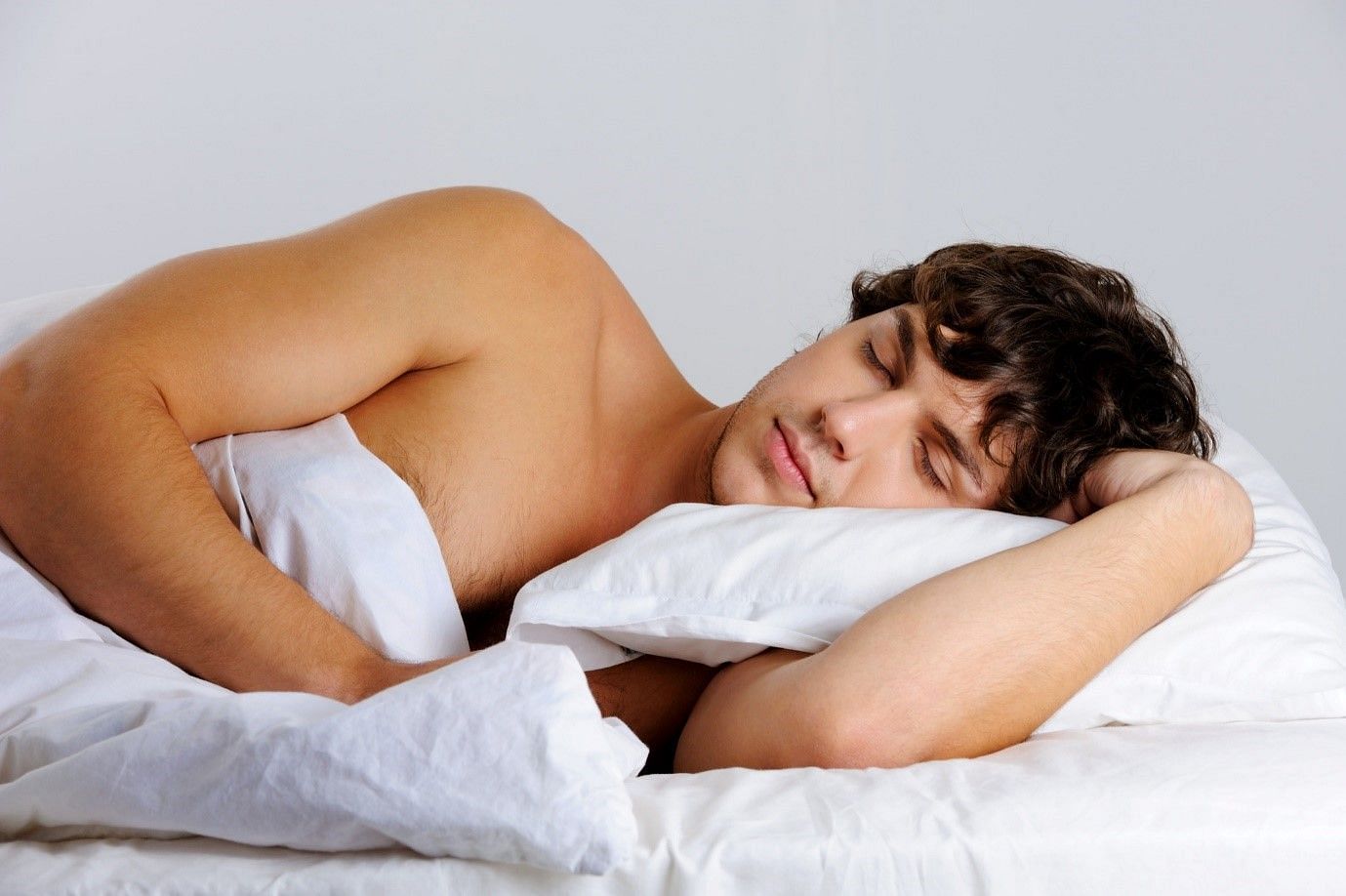 Sleeping without clothes is scientifically proven to be better (Image by Valuavitaly on Freepik)