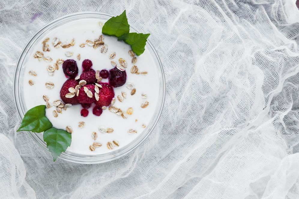 Greek yogurt breakfast (Image via freepik)