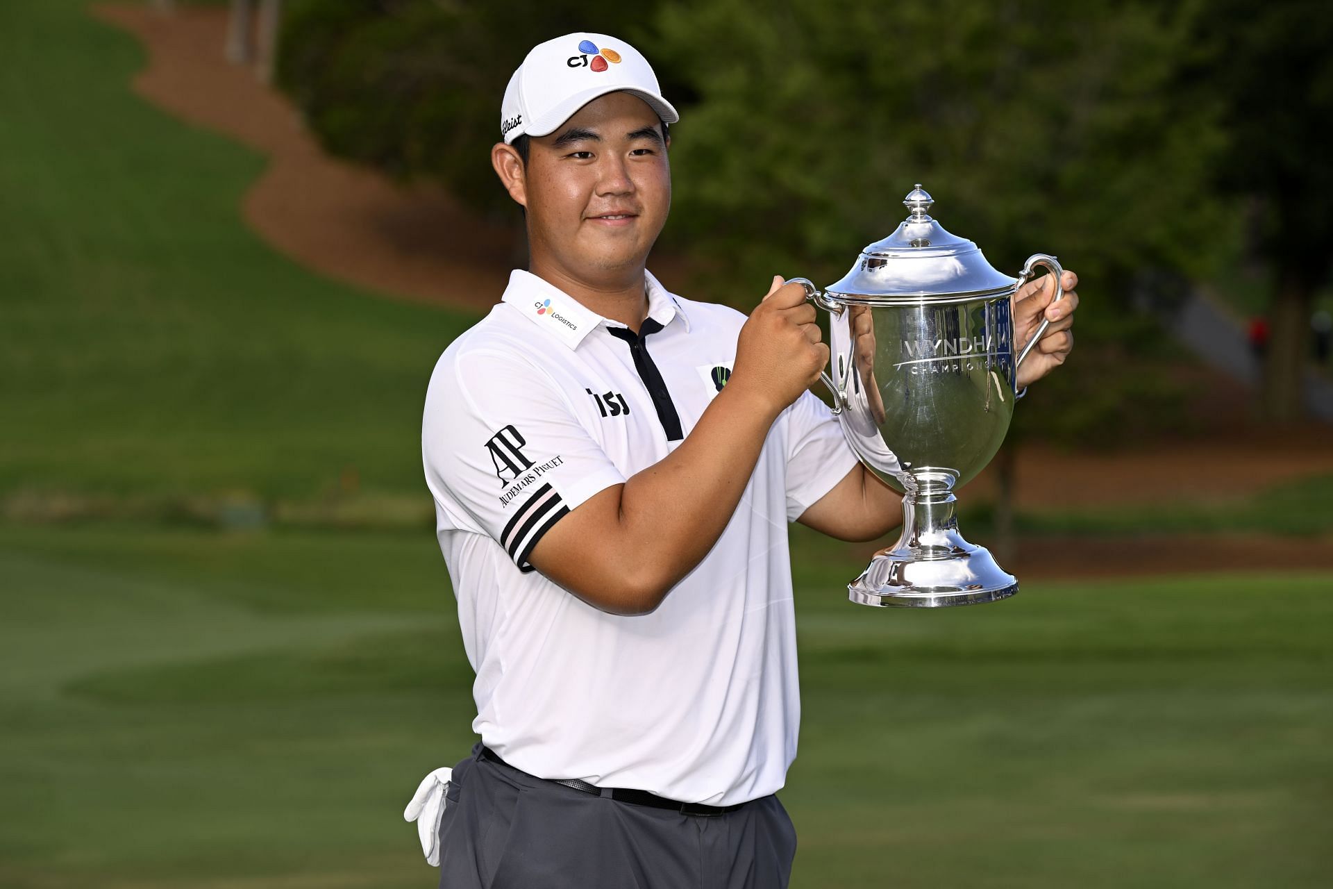 Tom Kim with the Wyndham Championship trophy, 2022 (via Getty Images)