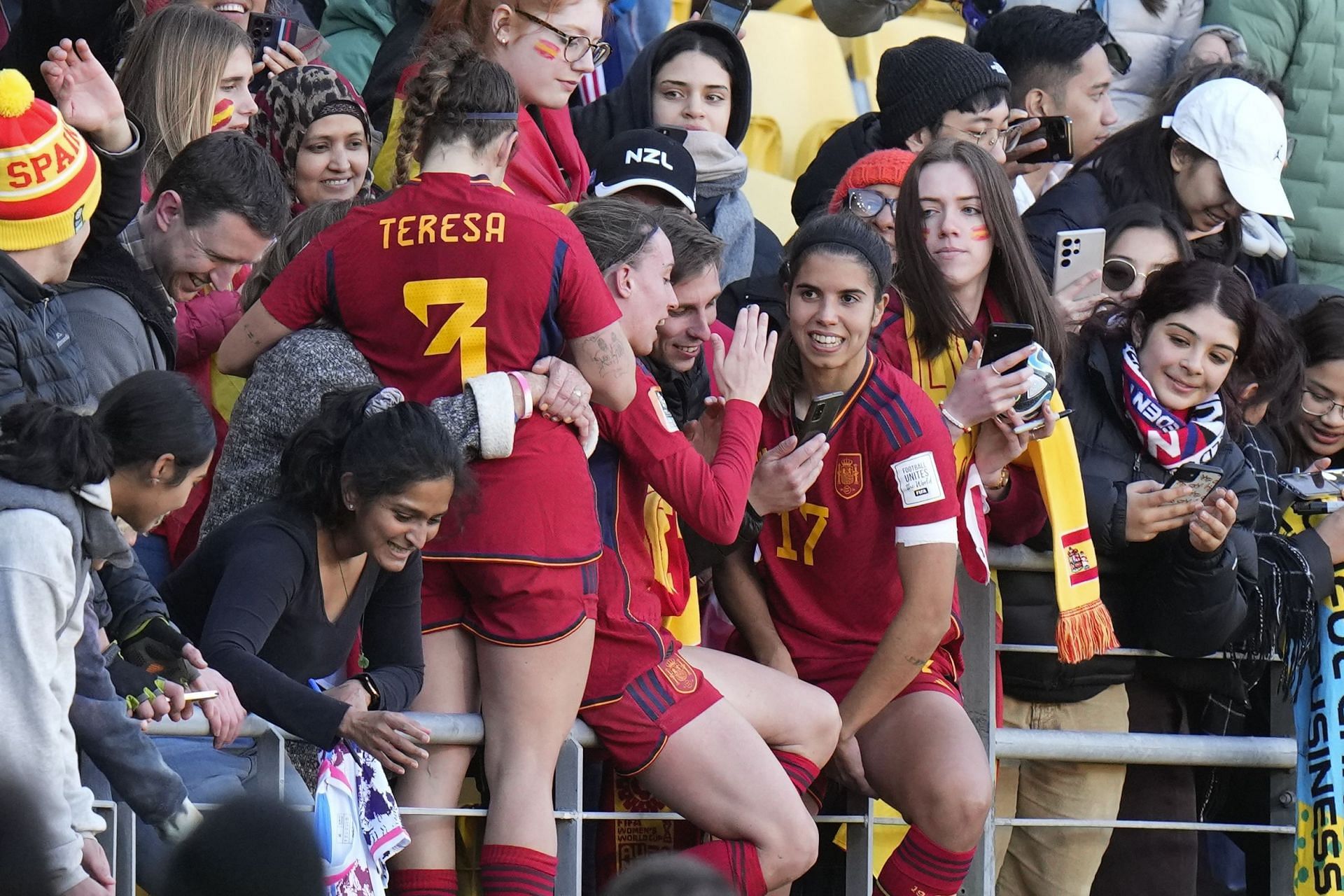 स्पेन की खिलाड़ींपहली बार सेमिफाइनल में जाने की खुशी में स्टैंड में जा पहुंचीं।