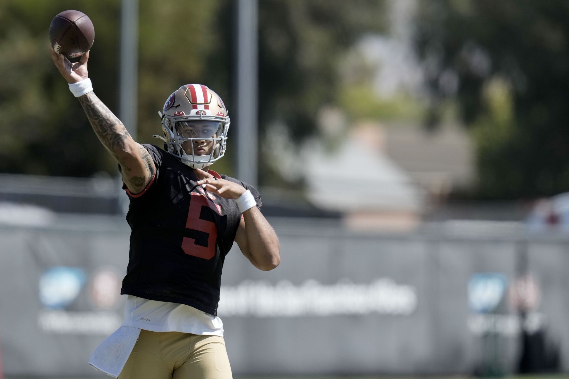 Quarterbacks Trey Lance and Patrick Mahomes Share Reps in Joint Training  Session