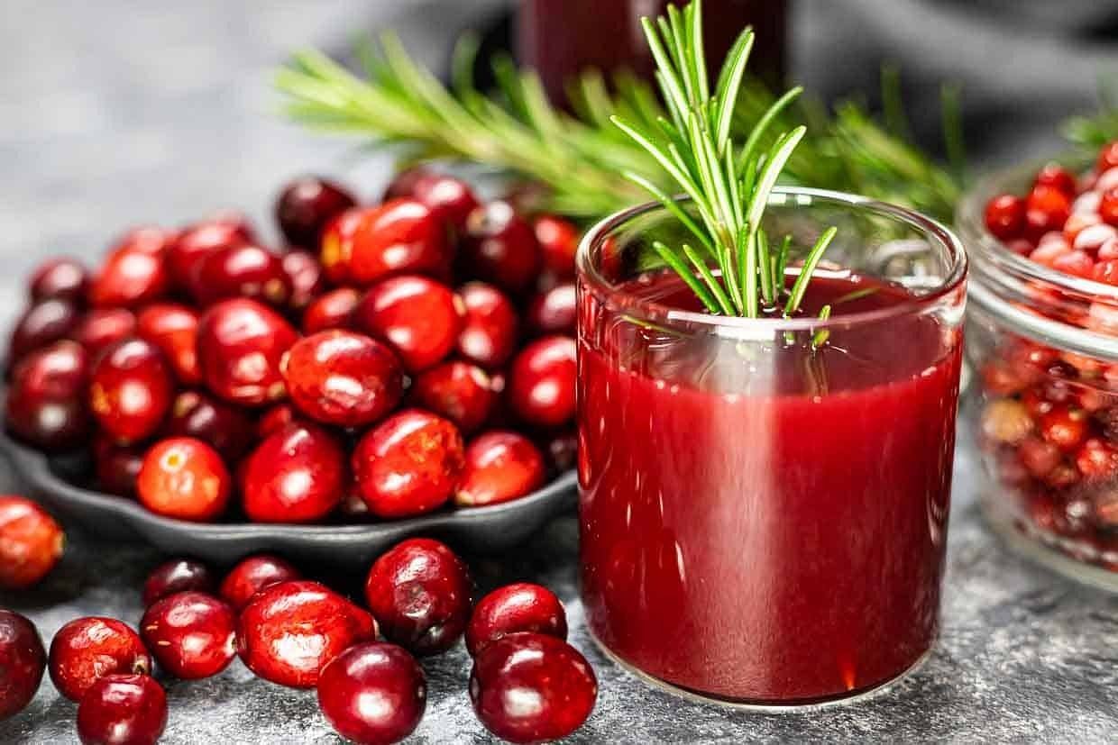 Cranberry juice for kidneys (Image via Getty Images)