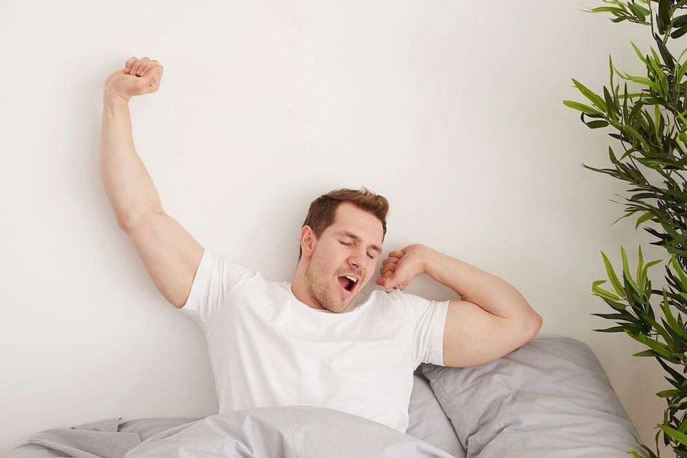 Sleeping with arms out (Image via Freepik/Gpoint)