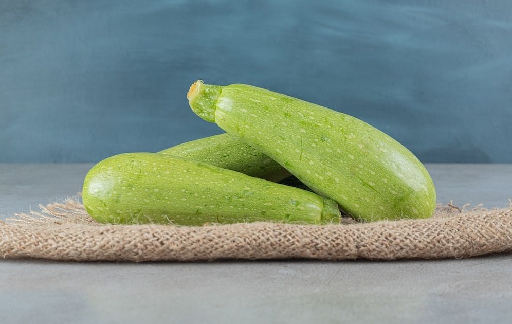 Fresh bottle gourd (Image via Freepik/Azerbaijan_stock)