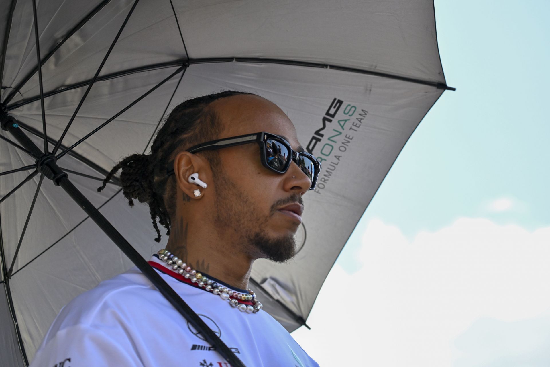 Lewis Hamilton felt discomfort in his neck during free practice